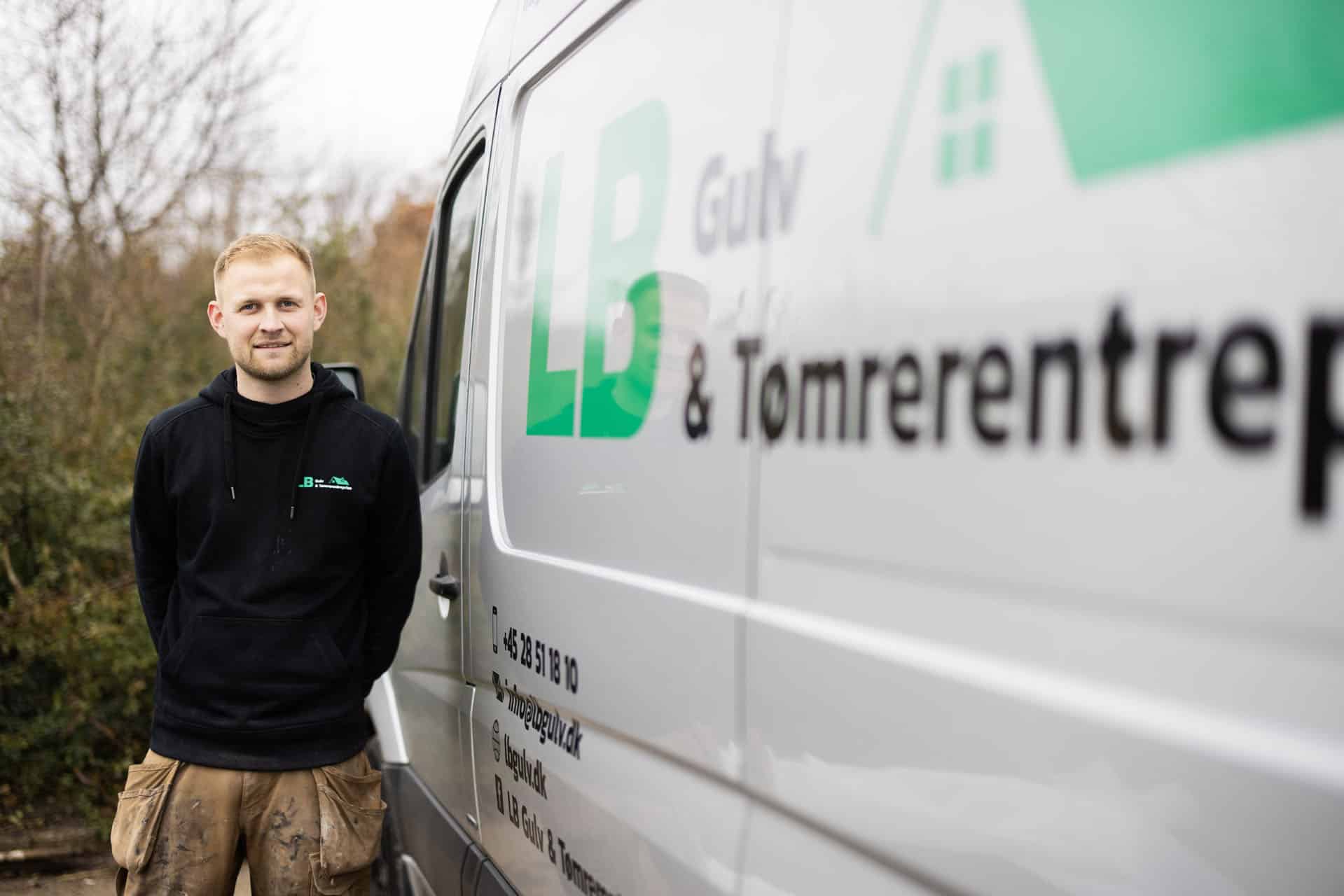 tømrer ølstykke ved firmabil